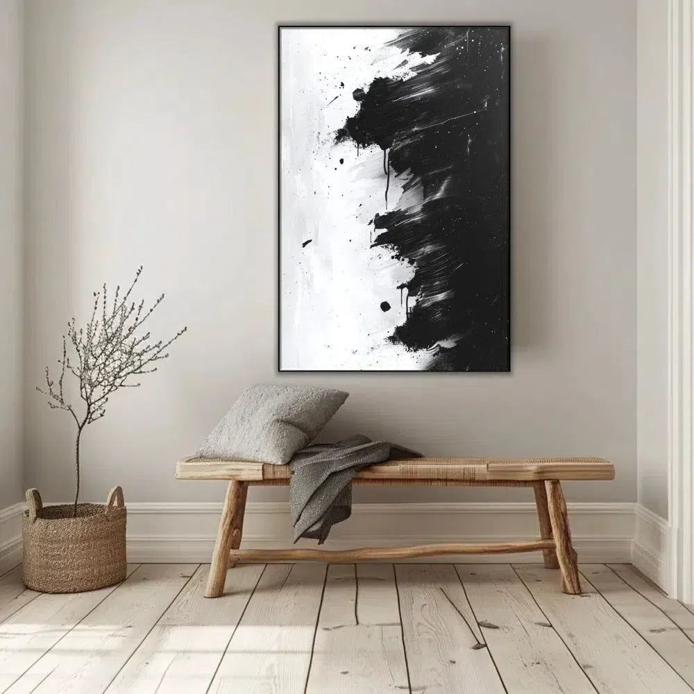 Peinture abstraite en noir et blanc avec des coups de pinceau dynamiques, idéale pour un salon moderne.