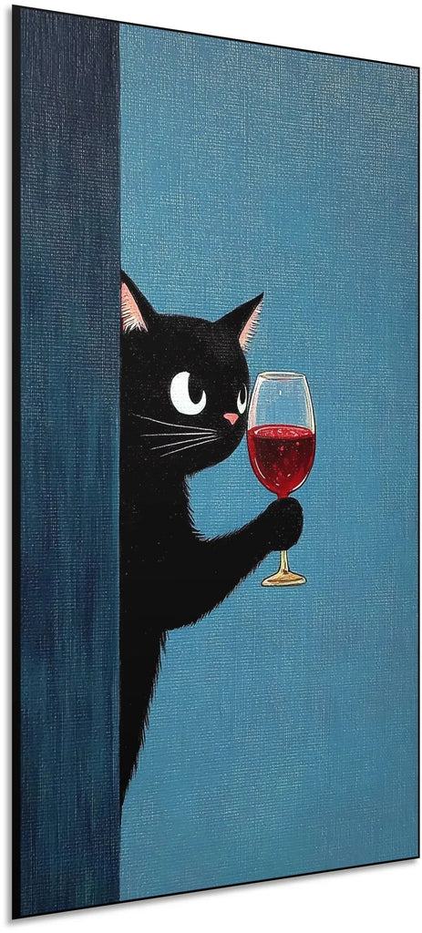 Un chat noir observant mystérieusement avec un verre de vin, créant une atmosphère intrigante, parfait pour une chambre calme.