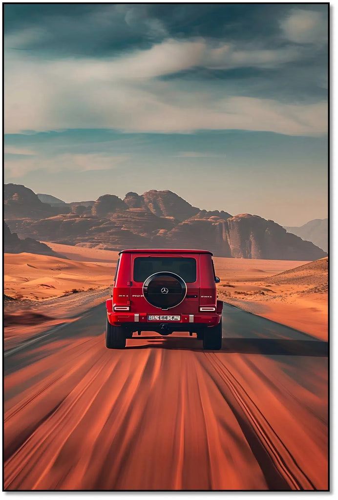 Photographie d'un voiture rouge roulant sur une route désertique, avec un paysage de montagnes lointaines, créant une ambiance d'aventure.