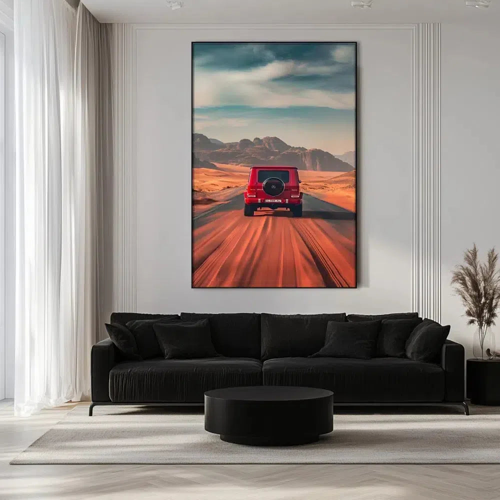 Photographie d'un voiture rouge roulant sur une route désertique, avec un paysage de montagnes lointaines, créant une ambiance d'aventure.