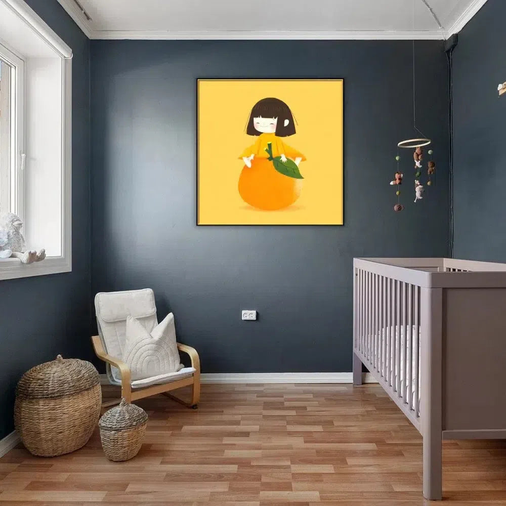 Illustration d'une petite fille souriante assise sur une orange, style ludique et coloré, parfaite pour chambre d'enfant.