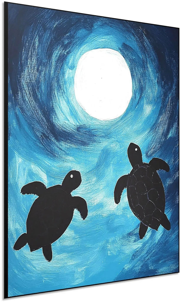 Peinture de deux tortues nageant sous la lumière de la lune, avec un fond bleu vibrant, idéale pour une chambre ou salon moderne.